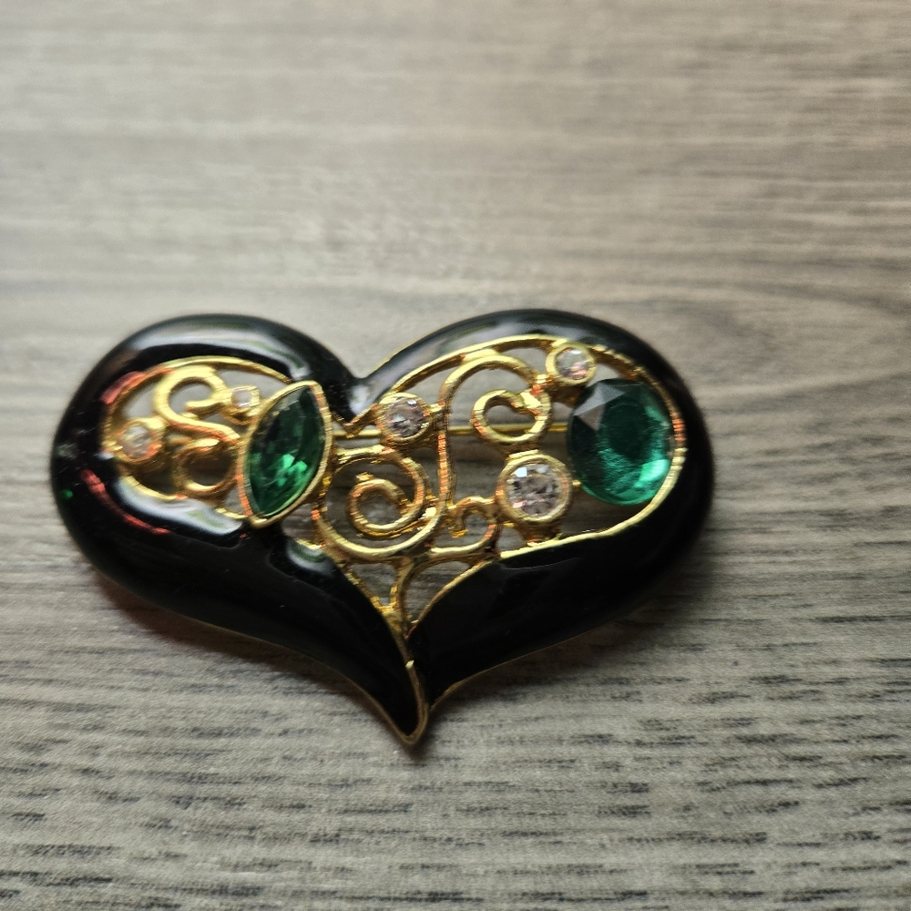 Elegant Black and Gold Heart Brooch with Emerald Accents Costume Jewelry - Picture 3 of 5